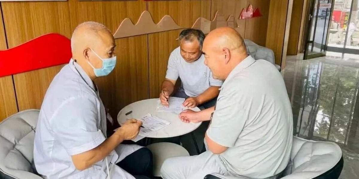 暖心体检进驿站 关爱货车司机在路上
